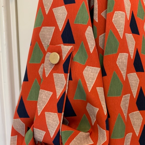 BNWOT❤️ZOUK:⭐️WOMEN’S FLOWY V CUT TRIBAL PRINT SHIRT💚 - Picture 4 of 10